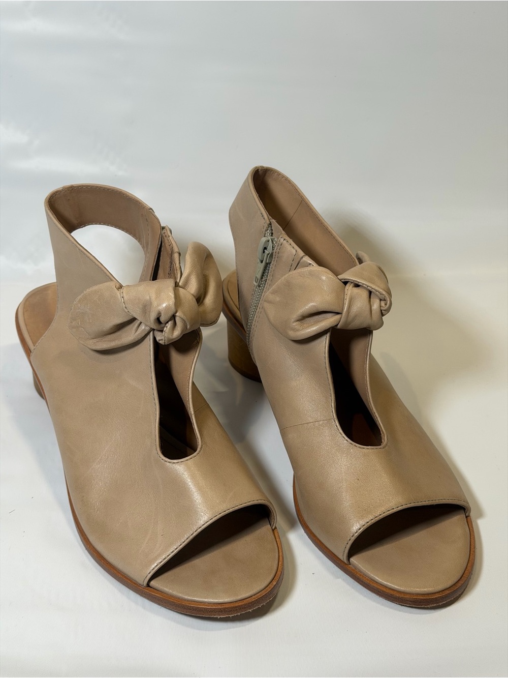 Bernardo Lizzie 2” Heeled Sandal Sand Glove Leather 7.5 Bow